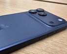 Unité d'affichage de l'iPhone 17 Pro Max en Deep Blue présentant des rayures au dos. (Source de l'image : Consomac)