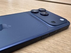 Unité d'affichage de l'iPhone 17 Pro Max en Deep Blue présentant des rayures au dos. (Source de l'image : Consomac)