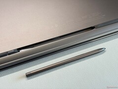 ...entre les pieds en caoutchouc avant...