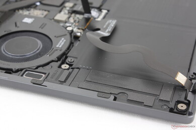 Les enceintes descendantes et montantes sont assez puissantes pour leur taille, avec une puissance totale de 10 watts