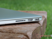 La carte SD pourrait faire un retour triomphal sur le MacBook Pro, avec des vitesses plus rapides à la clé. (Image : critique du MacBook Pro 2015 par Notebookcheck)