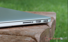 La carte SD pourrait faire un retour triomphal sur le MacBook Pro, avec des vitesses plus rapides à la clé. (Image : critique du MacBook Pro 2015 par Notebookcheck)