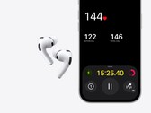 Une image des AirPods Pro 3 de Apple à côté d'un iPhone