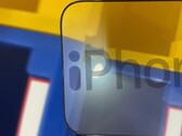 L'iPhone 14 Pro et l'iPhone 14 Pro Max ( Apple ) devraient être dotés de découpes en forme de "i" sur l'écran. (Image source : @UniverseIce - édité)