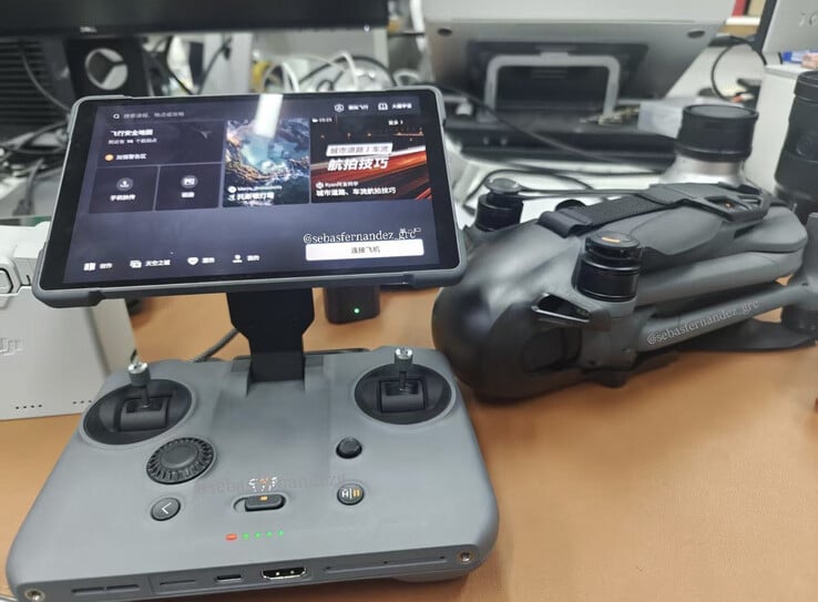 Le RC Pro 2 dispose d'une sortie HDMI intégrée et d'un microphone prenant en charge les microphones externes de DJI. (Source de l'image : via Sebastián Fernández)