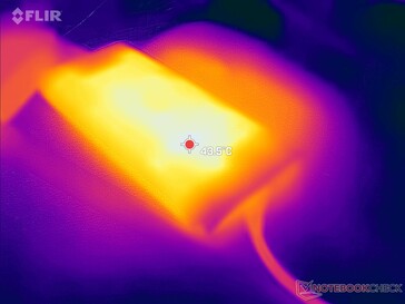 L'adaptateur secteur peut atteindre jusqu'à 50 °C lorsque des charges exigeantes sont utilisées pendant de longues périodes