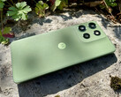 Le Motorola Moto G56 est disponible en quatre couleurs. Notre modèle d'essai est présenté en vert Pantone Dill. (Source de l'image : Notebookcheck)
