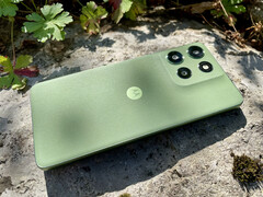 Le Motorola Moto G56 est disponible en quatre couleurs. Notre modèle d&#039;essai est présenté en vert Pantone Dill. (Source de l&#039;image : Notebookcheck)
