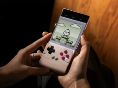 Le GameSir Pocket 1 Vertical permet d'utiliser les commandes d'un Game Boy sur les smartphones. (Source de l'image : GameSir)
