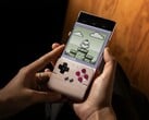Le GameSir Pocket 1 Vertical permet d'utiliser les commandes d'un Game Boy sur les smartphones. (Source de l'image : GameSir)