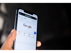 Photo d&#039;une main tenant un smartphone avec la page d&#039;accueil de Google Search ouverte à l&#039;écran. (Source de l&#039;image : Solen Feyissa sur Flickr)
