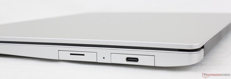 A droite : 2x USB-C avec USB 4. Les deux sont occupés par des cartes d'extension MicroSD et USB-C