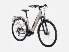 Le vélo électrique NAKAMURA CROSSOVER V d&#039;Intersport a une autonomie de 100 km. (Source de l&#039;image : Intersport)