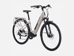 Le vélo électrique NAKAMURA CROSSOVER V d'Intersport a une autonomie de 100 km. (Source de l'image : Intersport)