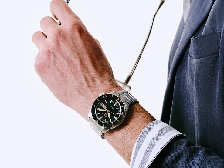 Montre Seiko 5 Sports SKX HDB005 portée au poignet d’une personne