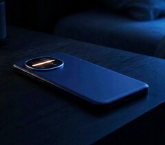 Le Sharp Aquos R11 est équipé d'une bande LED RVB intégrée au module de l'appareil photo.