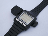 Le WristMac sur son adaptateur Macintosh "bidirectionnel". (Image source : Aroged)