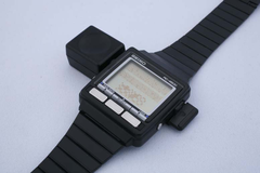 Le WristMac sur son adaptateur Macintosh &quot;bidirectionnel&quot;. (Image source : Aroged)