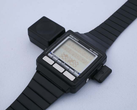 Le WristMac sur son adaptateur Macintosh "bidirectionnel". (Image source : Aroged)