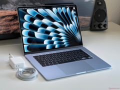 Apple macBook Air 15 pouces avec chargeur et câble sur un bureau (Image source : Notebookcheck)