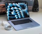 Apple macBook Air 15 pouces avec chargeur et câble sur un bureau (Image source : Notebookcheck)