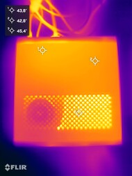 Minisforum MS-A2 pendant le test de résistance (côté supérieur)
