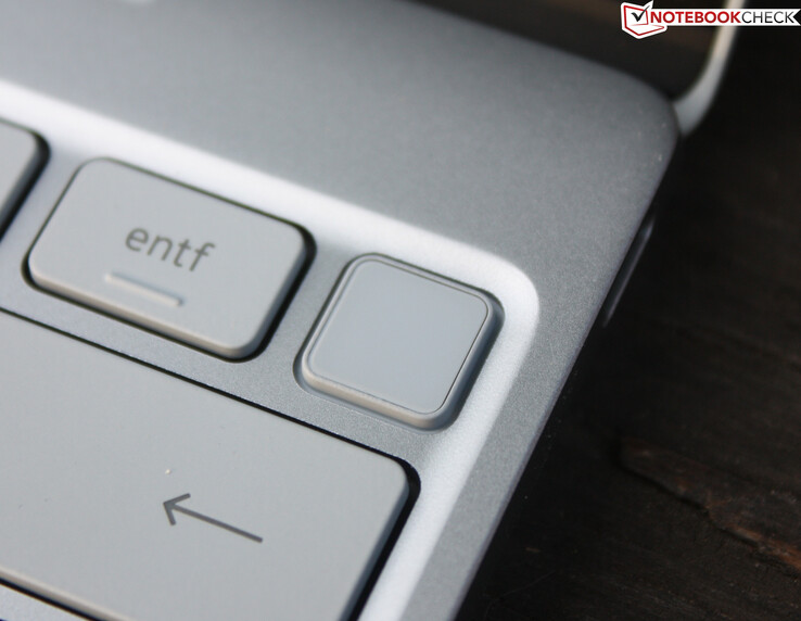 Le bouton d'alimentation (sans symbole) intègre un capteur d'empreintes digitales.