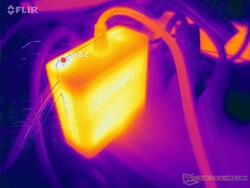 L'adaptateur CA atteint 52°C en cas d'utilisation intensive