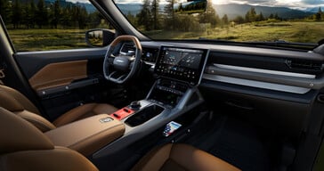 L'intérieur de la Jeep Recon associe des matériaux robustes à une technologie moderne. Le grand écran d'infodivertissement et le profond compartiment de rangement de la console centrale sont particulièrement remarquables. (Source de l'image : Jeep)