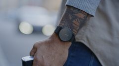 La smartwatch NORM 1 possède un écran OLED caché et des fonctions liées à la santé. (Image source : NORM via Kickstarter)
