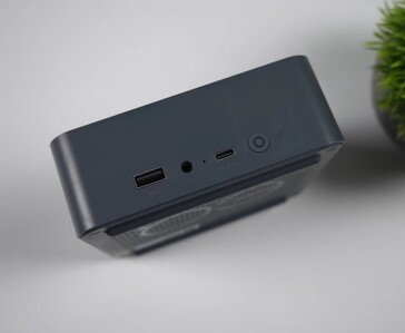 Les ports E/S avant du mini-PC Beelink EQi 304 comprennent un port USB de type A, une prise audio de 3,5 mm, un port USB-C et un bouton d'alimentation.