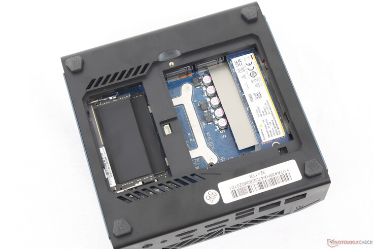 Trois emplacements pour SSD M.2 2280 et deux emplacements pour barrettes SODIMM DDR5 sont facilement accessibles à l'aide d'un tournevis cruciforme.