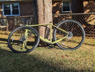 Le rembourrage et les serre-câbles sont coupés pour révéler la variante de couleur "Avocado Green" (Image Source : Stephen Pereyra / Notebookcheck)