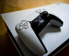 Une console PlayStation 5 et une manette DualSense. (Source de l'image : Pexels / Pascal)