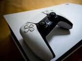 Une console PlayStation 5 et une manette DualSense. (Source de l'image : Pexels / Pascal)