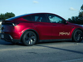 Le robotaxi Tesla Model Y en couleur Ultra Red (Source de l'image : @AdanGuajardo/X)