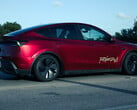 Le robotaxi Tesla Model Y en couleur Ultra Red (Source de l'image : @AdanGuajardo/X)