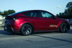 Le robotaxi Tesla Model Y en couleur Ultra Red (Source de l&#039;image : @AdanGuajardo/X)