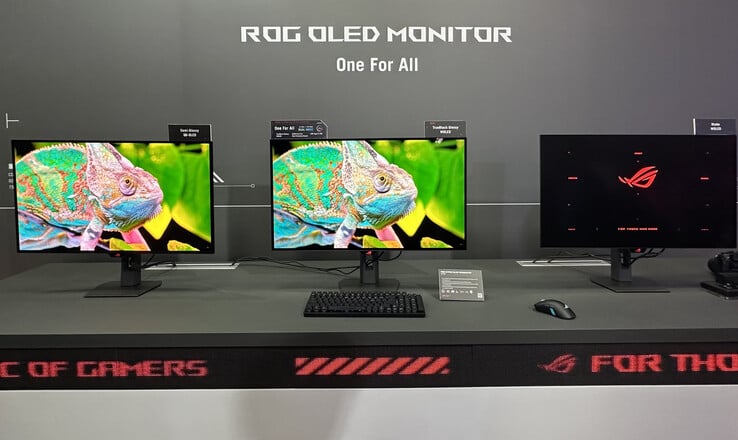 Les ROG Strix OLED XG32UCWG et XG32UCWMG présentés au Computex 2025. (Source de l'image : TFTCentral)