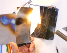 Un smartphone haut de gamme brûle. (Source de l'image : JerryRigEverything via YouTube)