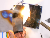 Un smartphone haut de gamme brûle. (Source de l'image : JerryRigEverything via YouTube)