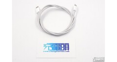 Le &quot;nouveau câble de recharge tressé pour iPhone&quot;. (Source : Chongdiantou)