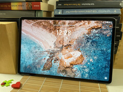 Le Honor Pad 10 peut être chargé avec une puissance maximale de 35 watts. Lors de nos tests, un cycle de charge complet s'est déroulé en 1 heure et 48 minutes, ce qui est relativement court. (Source de l'image : Notebookcheck)