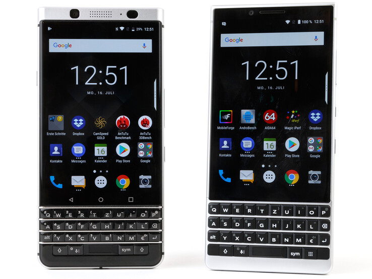 Le BlackBerry KEY2 avec son prédécesseur, le KEY1, sur la gauche.