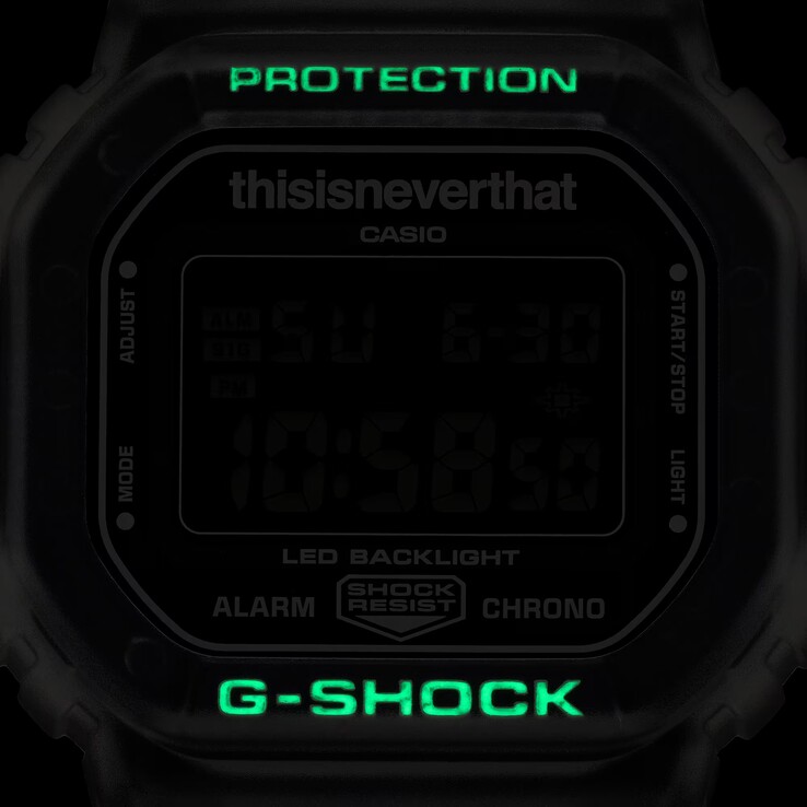 Les index de la lunette de la Casio G-Shock DW-5600TNT-7, qui brillent dans le noir, s'illuminent en vert dans un environnement sombre.