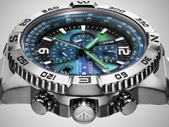 Sur la photo, un gros plan du cadran et du boîtier de la Citizen Promaster Sky AT8220-55W sur un fond dégradé clair. (Source de l'image : Citizen HK)