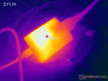 L'adaptateur secteur peut atteindre une température supérieure à 39 °C en cas de fonctionnement prolongé de charges exigeantes