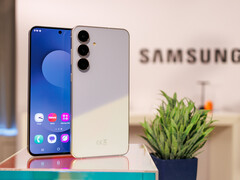 De bonnes performances et fonctionnalités à un prix de plus en plus attractif : Le Galaxy S25 FE en revue. (Source de l'image : Daniel Schmidt)