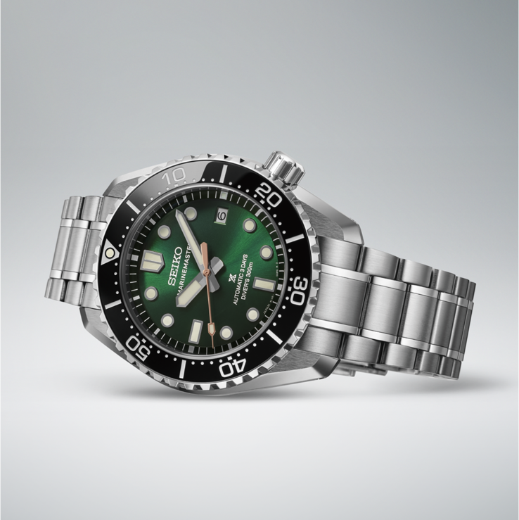 HBF003J1 reposant sur le côté, mettant en valeur le boîtier en acier inoxydable de 42.6mm, les cornes facettées, la lunette noire, le cadran vert et le bracelet intégré.
