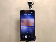 Le Robot Phone Honor est accompagné d'un compagnon IA qui peut voir et interagir grâce à sa caméra à cardan et à son avatar à l'écran.